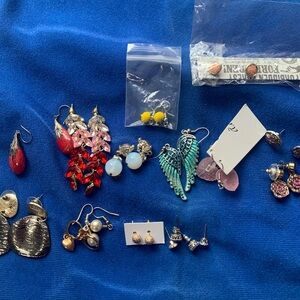 💚3/$25 15 pair of assorted pierced earrings